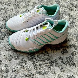 Like new K Swiss tennis shoes